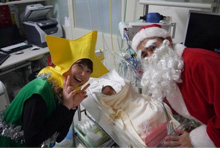 おつきのトナカイやお星さまと一緒に、4人のサンタさんが、各病棟をまわって入院患者さん一人一人にクリスマスカードを手渡しました。